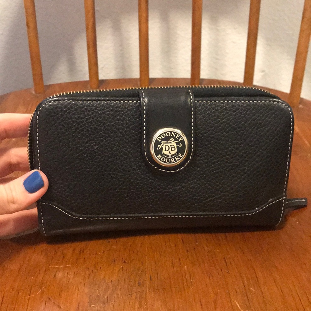EUC Dooney & Bourke wallet